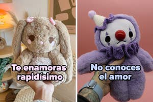 Left: A fluffy bunny plush with text "Te enamoras rapidísimo." Right: A clown plush with text "No conoces el amor."