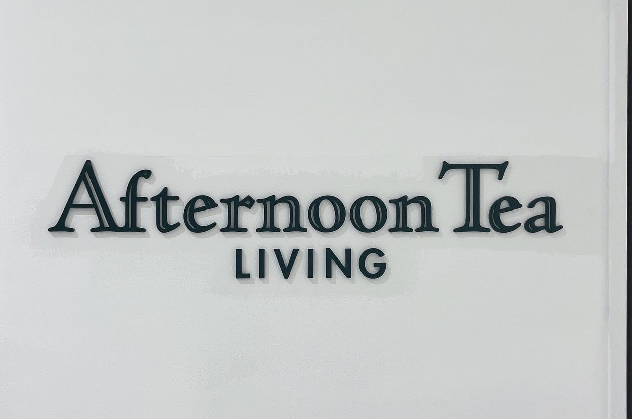 「Afternoon Tea LIVING」と書かれた看板。