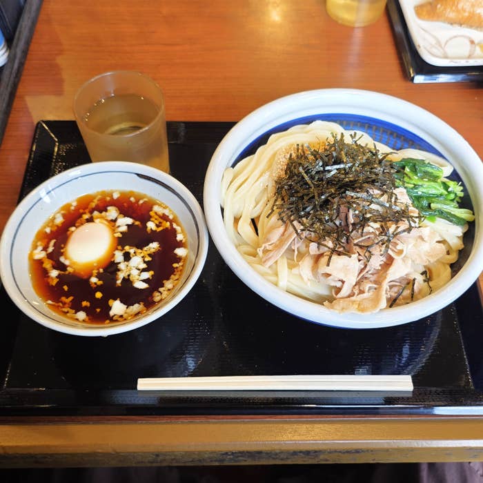 丸亀製麺「旨辛 豚つけ汁うどん」