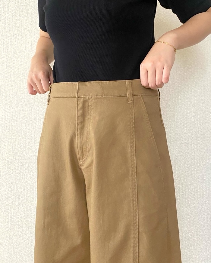 ユニクロC】足のラインをさりげなくカバー。新作の「カーブパンツ