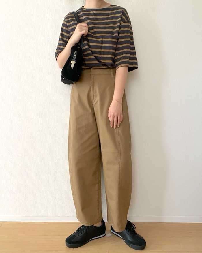 ユニクロ　コットンカーブアンクルパンツ　ベージュ ユニクロC】足のラインをさりげなくカバー。新作の「カーブパンツ