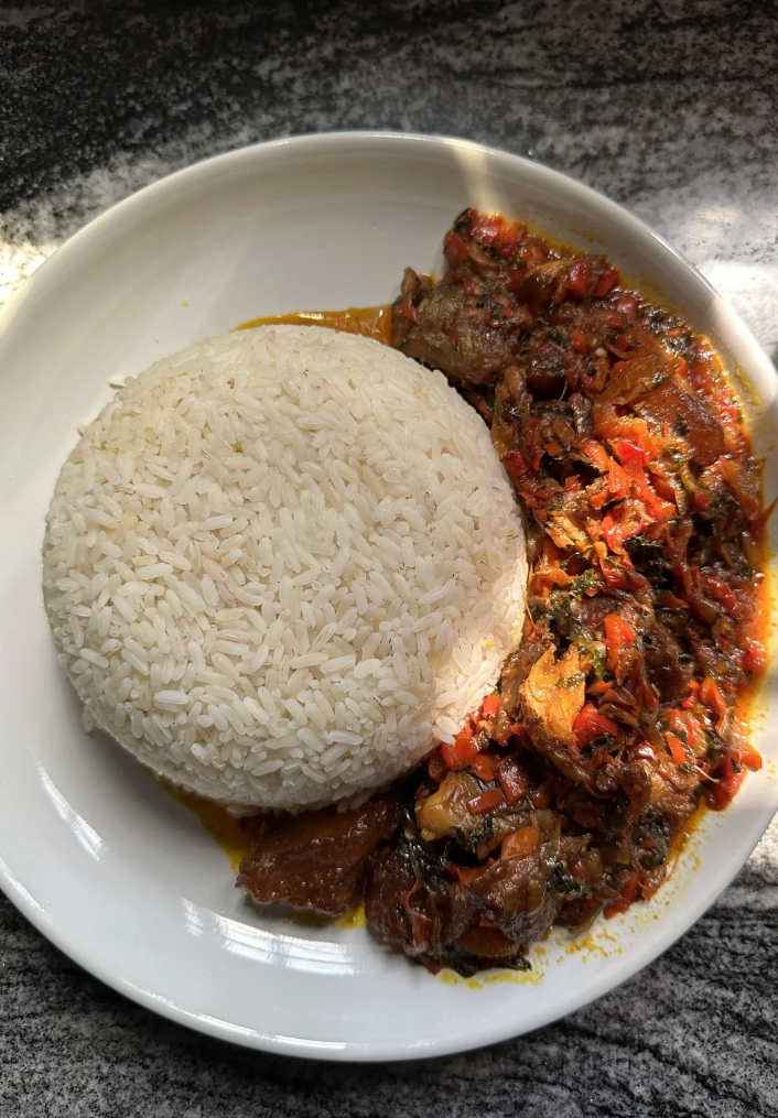Plate with rice and stew served on the side. Online discussion forum visible in the background, showing a post about plating rice and stew