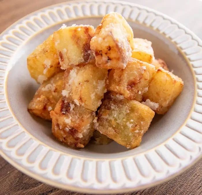 冬瓜の唐揚げ。ボウルに盛られた塩がまぶされたサクサクの冬瓜。