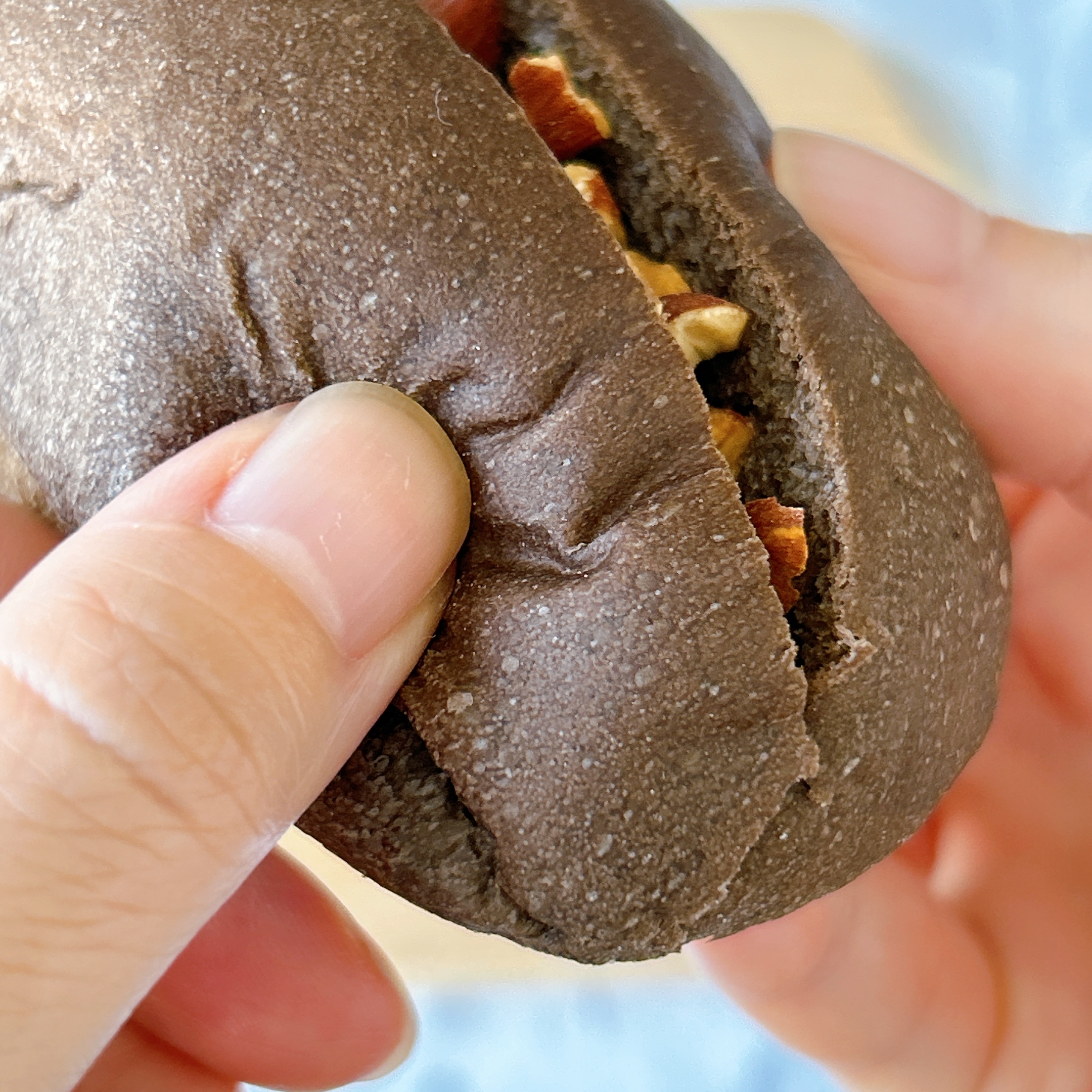 LAWSON(ローソン)の「GODIVA ナッツ&ショコラロール」