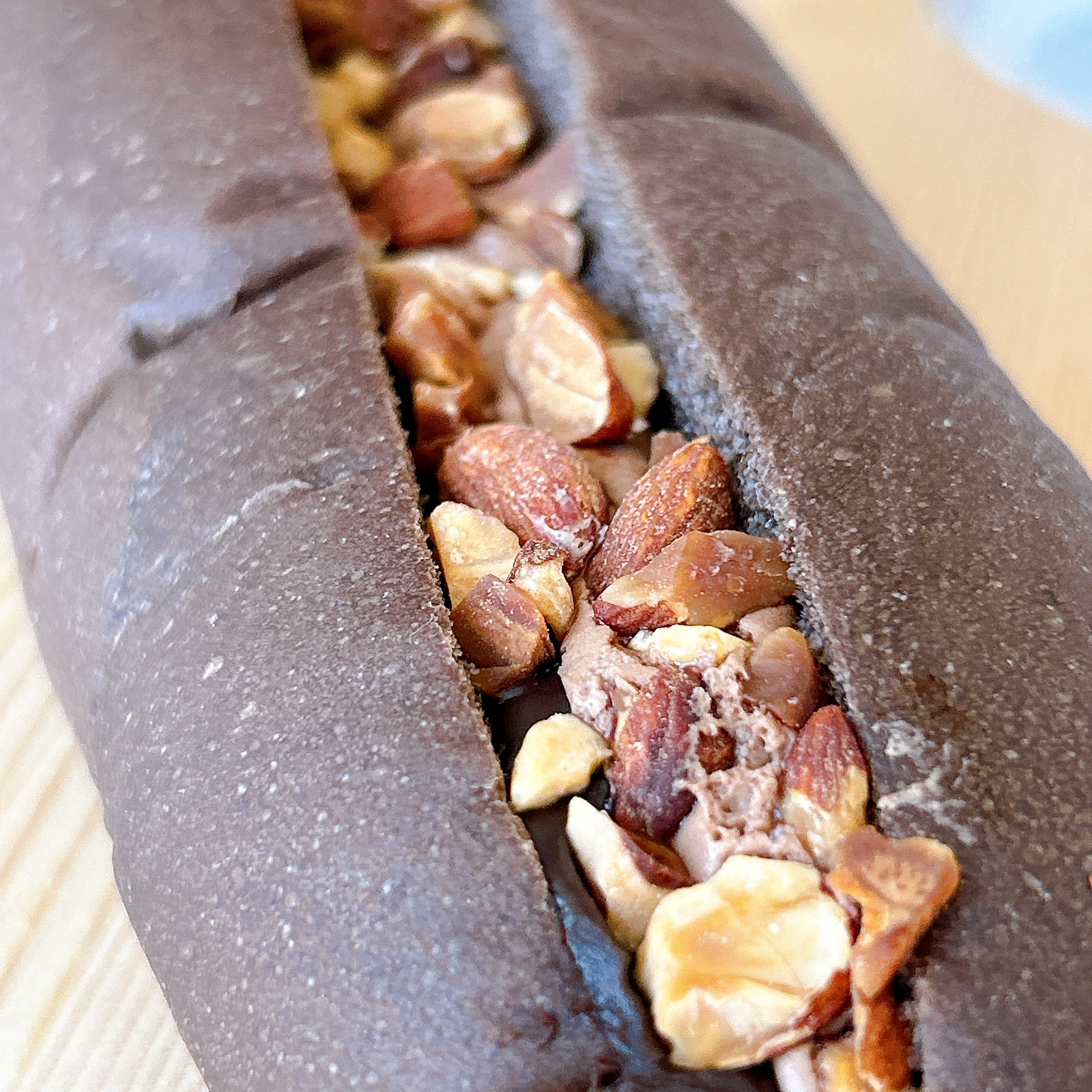 LAWSON(ローソン)の「GODIVA ナッツ&ショコラロール」