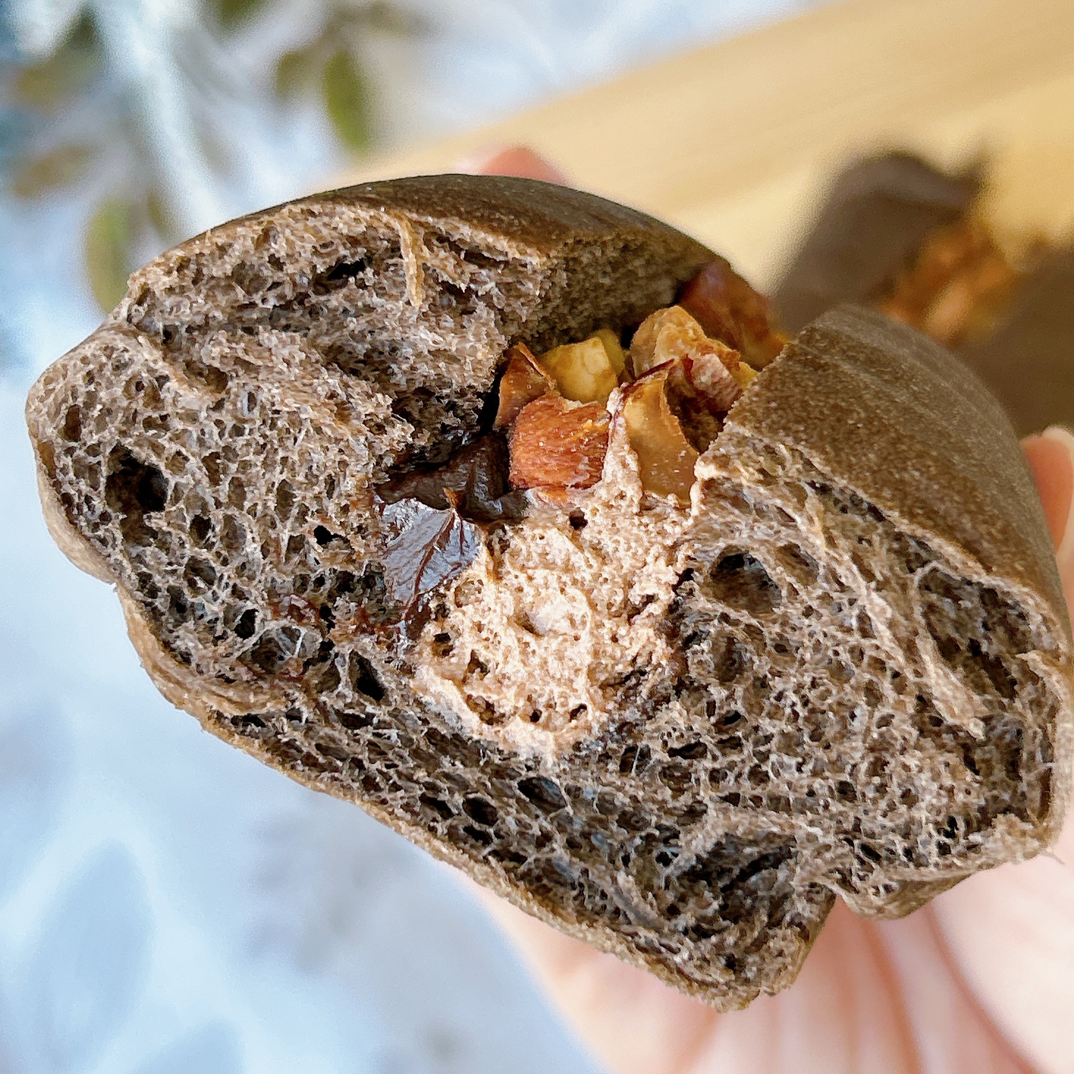 LAWSON(ローソン)の「GODIVA ナッツ&ショコラロール」