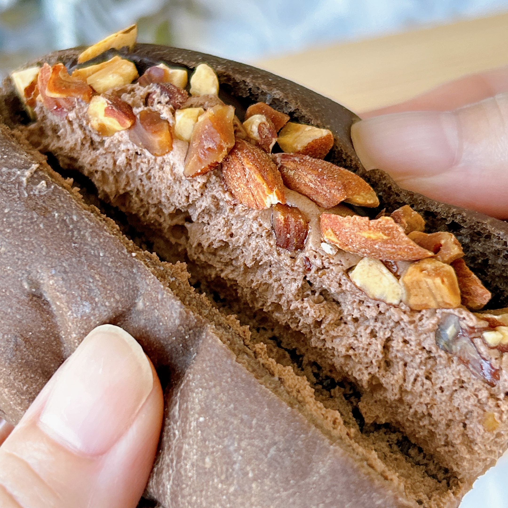 LAWSON(ローソン)の「GODIVA ナッツ&ショコラロール」