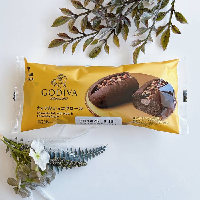 LAWSON(ローソン)の「GODIVA ナッツ&ショコラロール」