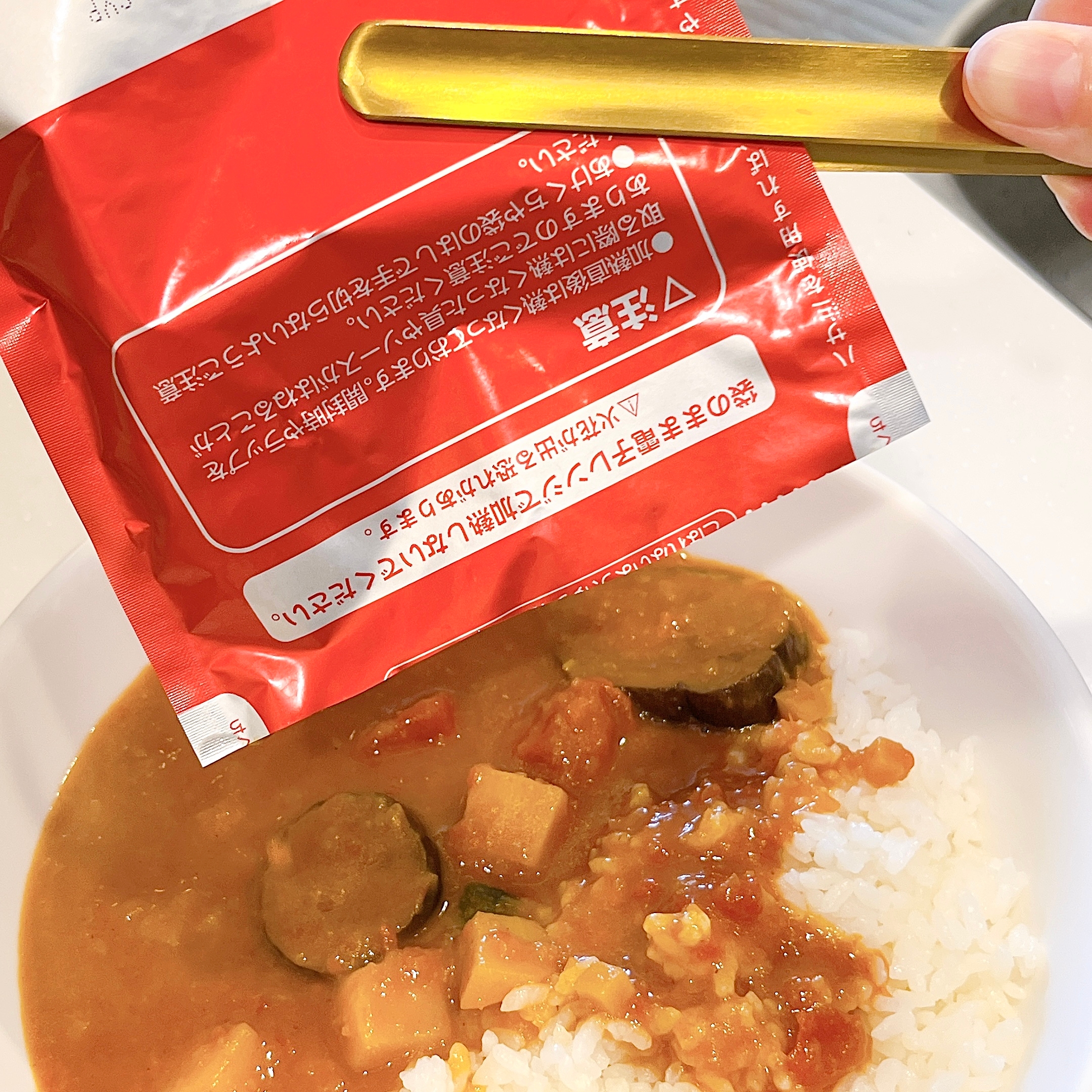 3COINS(スリーコインズ)の「パウチしぼりトング/KITINTO」