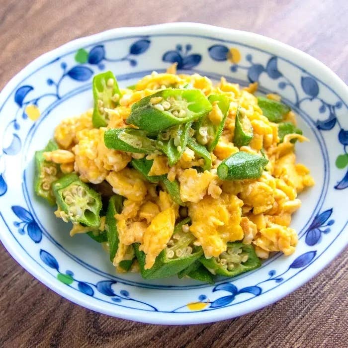 オクラとふわふわ卵の炒め物。オクラと卵を使った料理が白い皿に盛り付けられている。