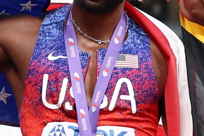 3位のメダルを胸にかけたノア・ライルズ選手（時事）