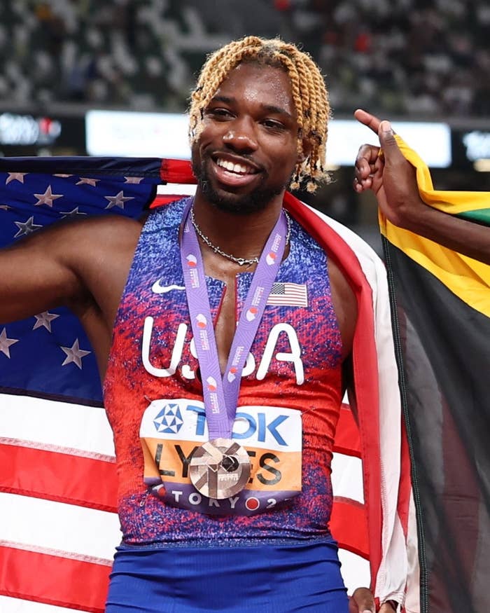 男子100mで3位のメダルを胸にかけたノア・ライルズ選手（時事）