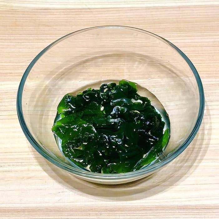 ボウルに入ったわかめのサラダ。シンプルで健康的な料理の例。