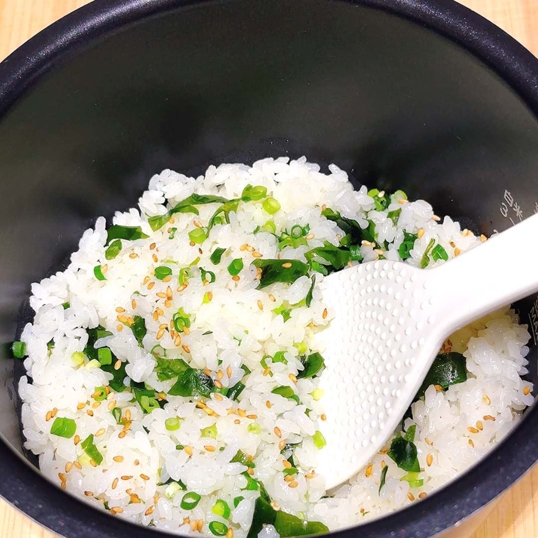 白ごまとネギが混ざった白ご飯が炊飯器に入っている。