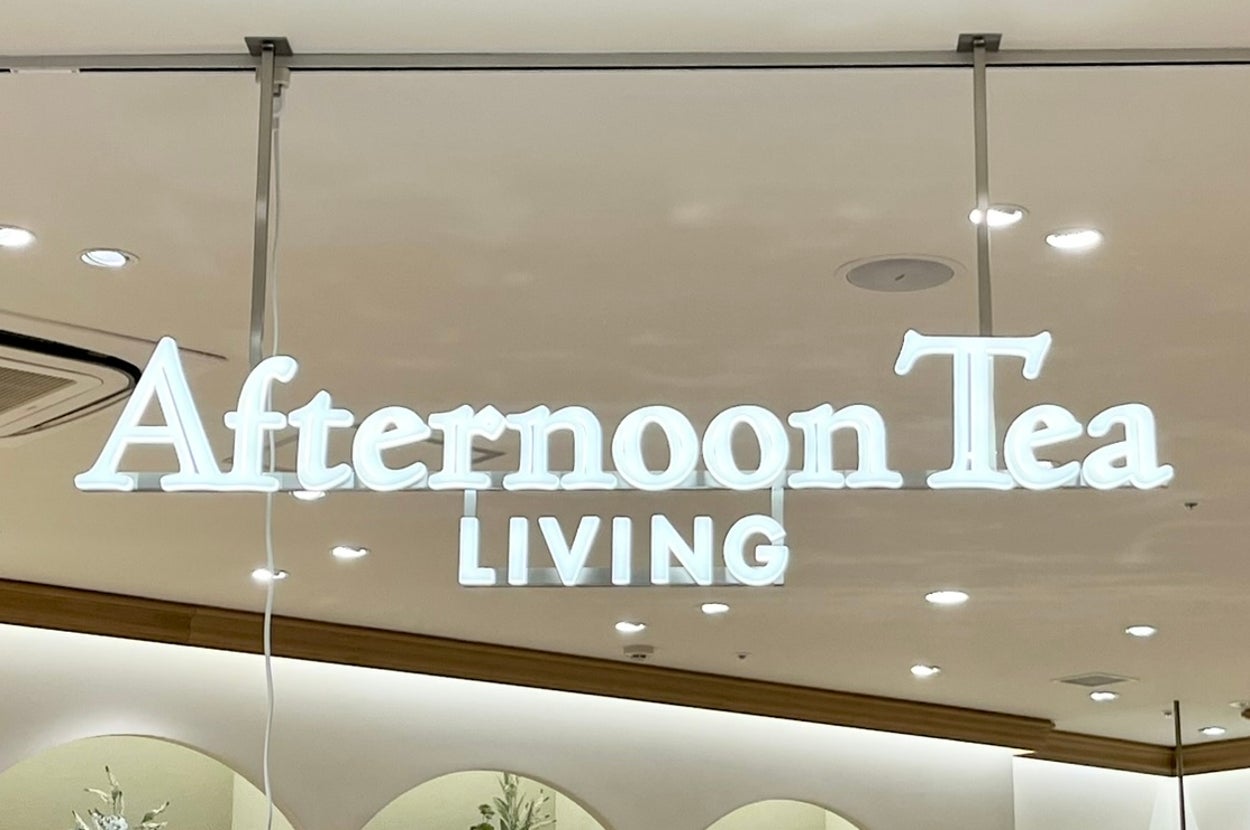 店内に「Afternoon Tea LIVING」の看板と、セール中を示すディスプレイがあります。