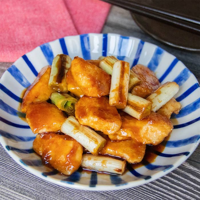 皿に、鶏むね肉と長ネギの甘辛オイスター炒めが盛られている。
