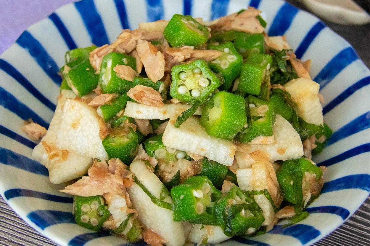 オクラと長芋、大葉、ツナの和え物が器に盛られている。