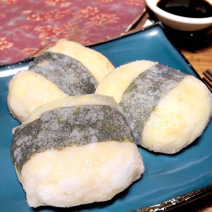 海苔で巻かれた料理が見え、隣に小皿の醤油。
