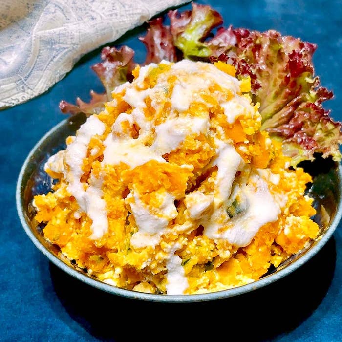ポテトと野菜のサラダ、クリーミーなドレッシングがかかった料理が皿に盛られている。
