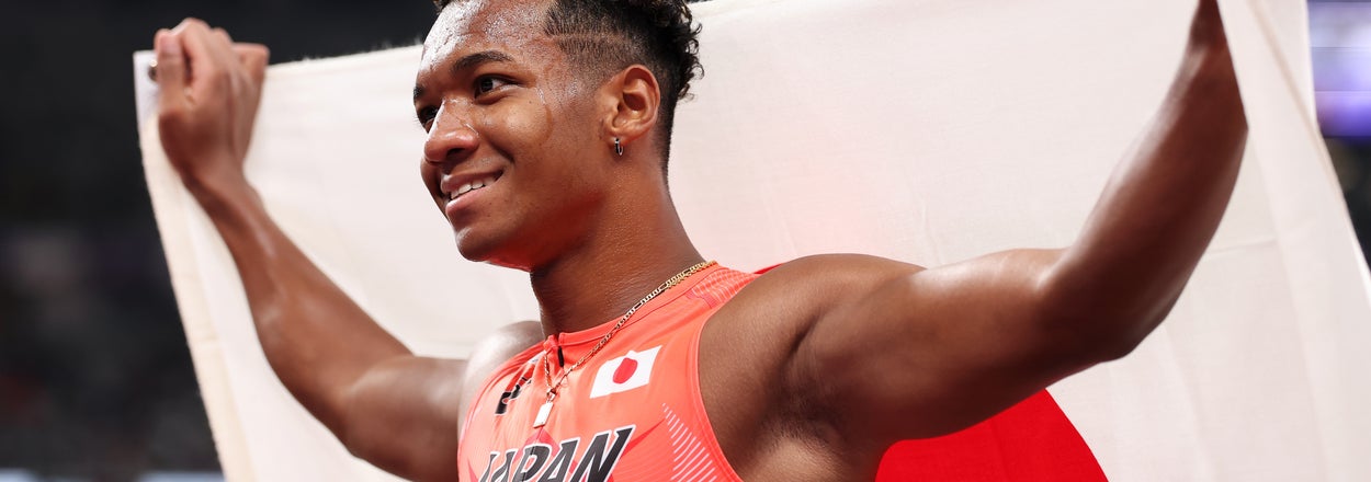 日本の旗を背中に掲げる村竹ラシッド選手 / Getty Images