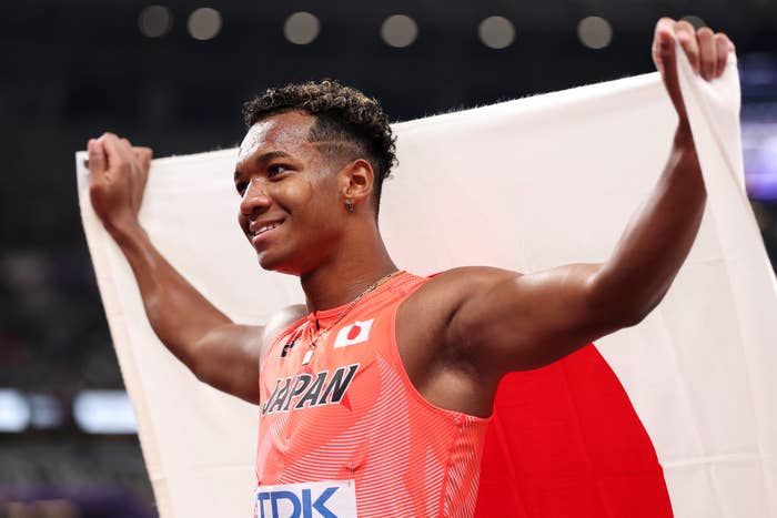 日本の旗を背中に掲げる村竹ラシッド選手 / Getty Images