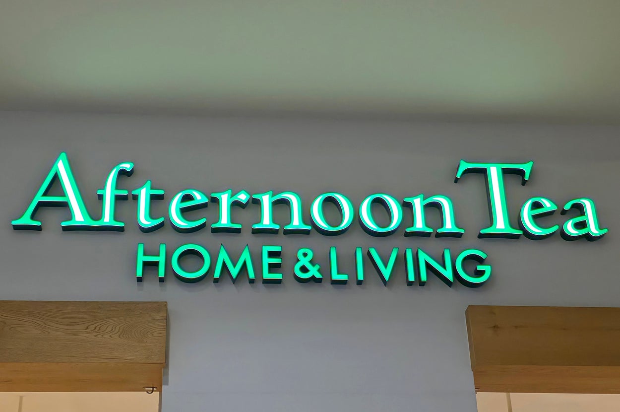 「Afternoon Tea HOME & LIVING」の看板。