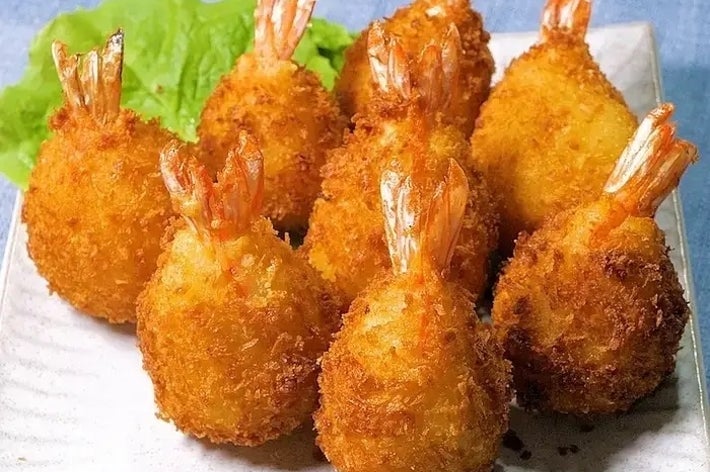 エビフライが皿に盛られた料理。後ろにレタスが添えてある。