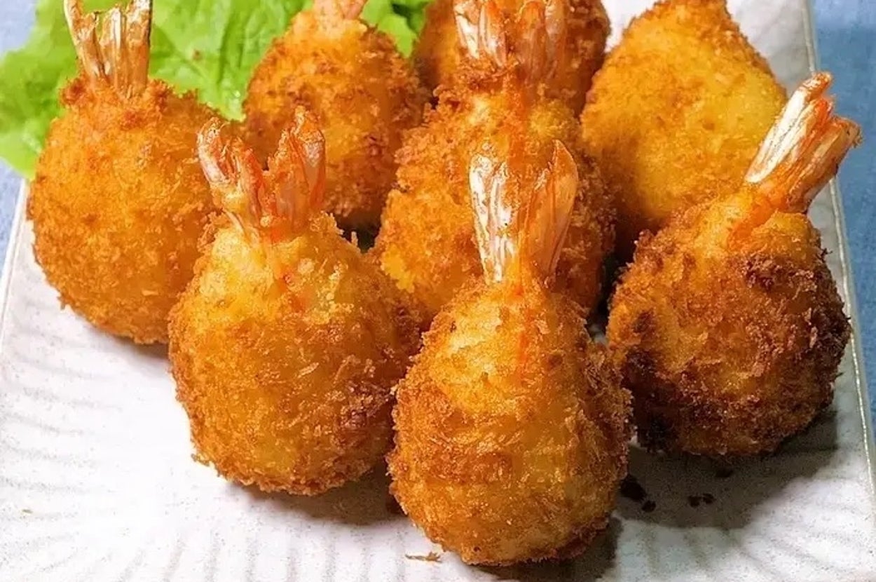 エビフライが皿に盛られた料理。後ろにレタスが添えてある。