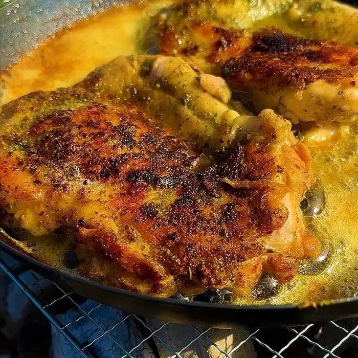 鉄鍋で焼けた鶏肉のフィレ2枚。外側はカリッとした食感、ジューシーな仕上がり。