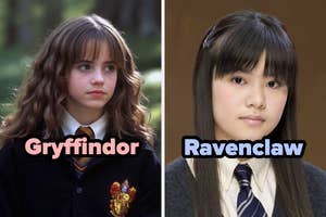 Hermione Granger en uniforme de Gryffindor, otra estudiante en uniforme de Ravenclaw