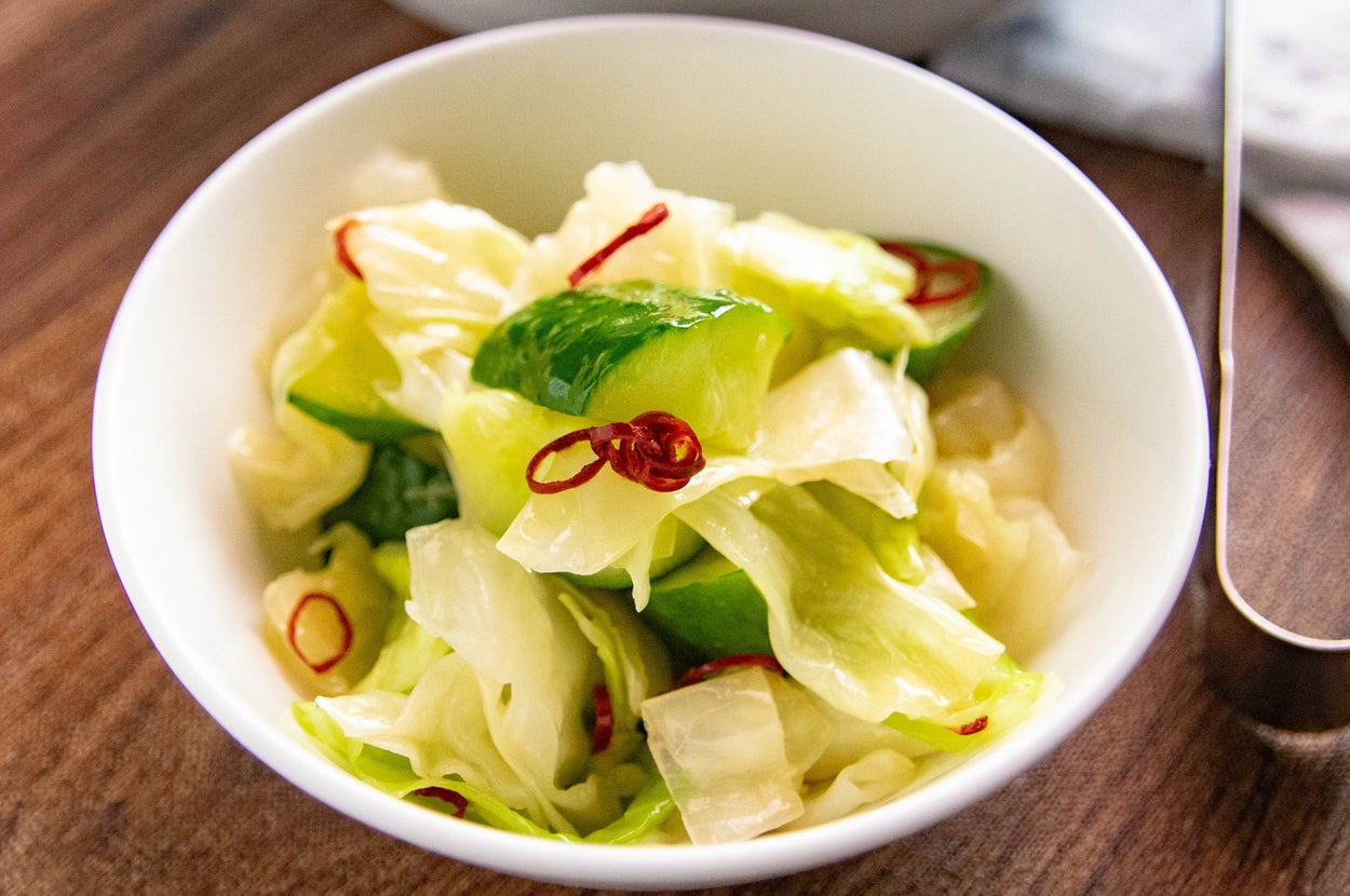 キャベツときゅうりの浅漬けが小鉢に盛られた料理。薄切りの赤い唐辛子が上にのっている。