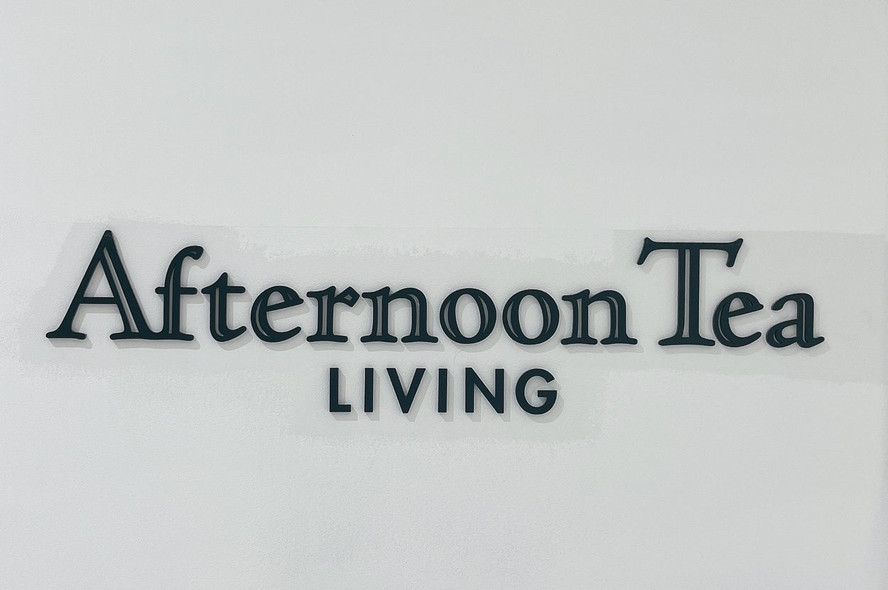 店舗の白い壁に「Afternoon Tea LIVING」と書かれた看板。