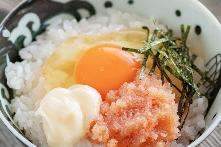 卵黄、マヨネーズ、明太子、海苔がのったご飯の料理。