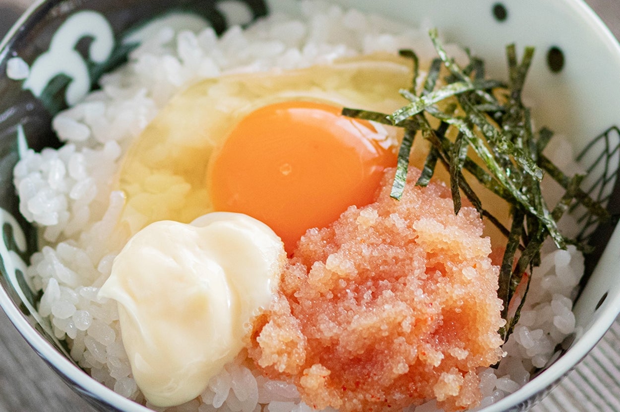 卵黄、マヨネーズ、明太子、海苔がのったご飯の料理。