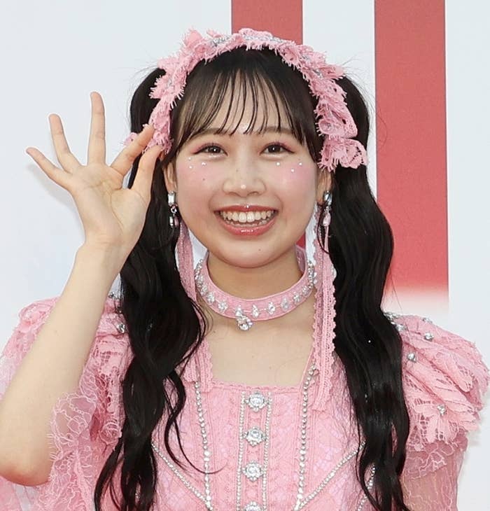 松本かれんさん(時事)