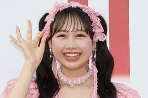 松本かれんさん(時事)