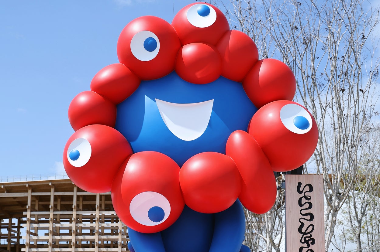 大阪・関西万博会場内に設置された公式キャラクター「ミャクミャク」