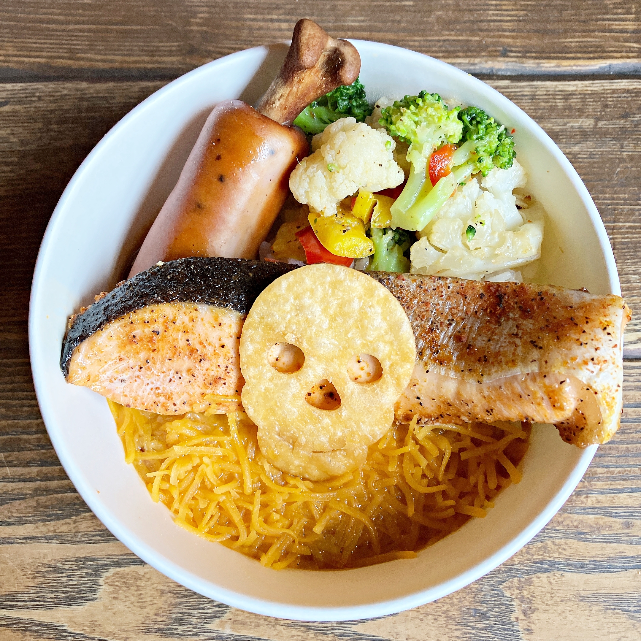 東京ディズニーシーのリメンバー・ミースペシャルメニュー「シーフードサルサソースのライスボウル」