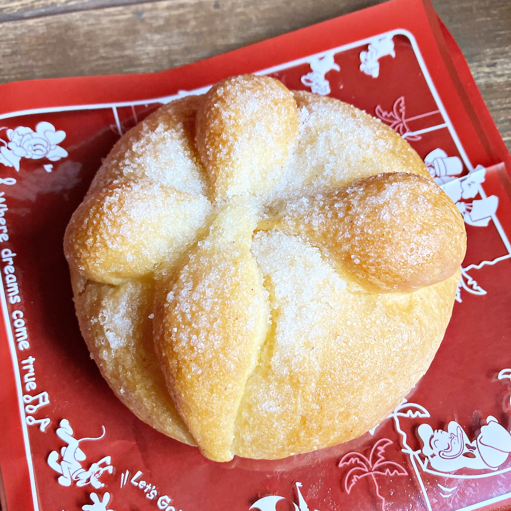 東京ディズニーシーのリメンバー・ミースペシャルメニュー「パン・デ・ムエルト（オレンジ入り）」