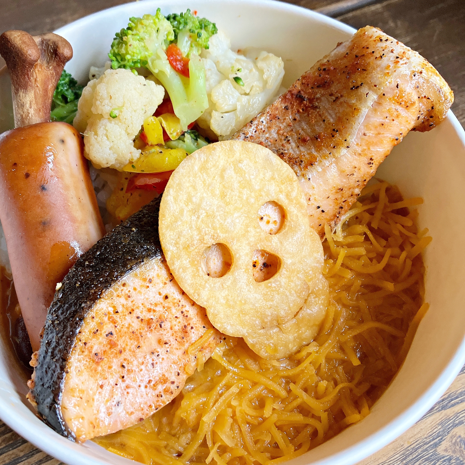 東京ディズニーシーのリメンバー・ミースペシャルメニュー「シーフードサルサソースのライスボウル」
