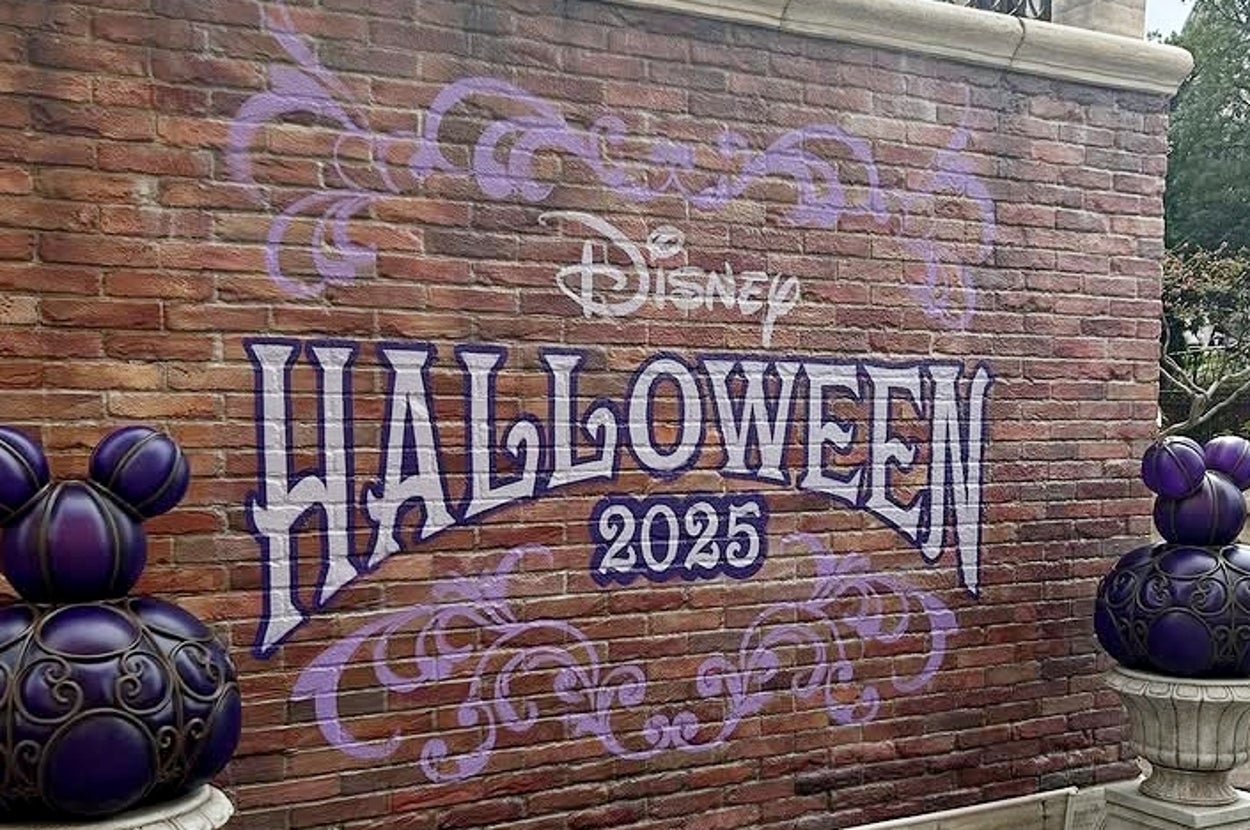 ディズニーのハロウィーン2023の壁面装飾が描かれたレンガの壁。