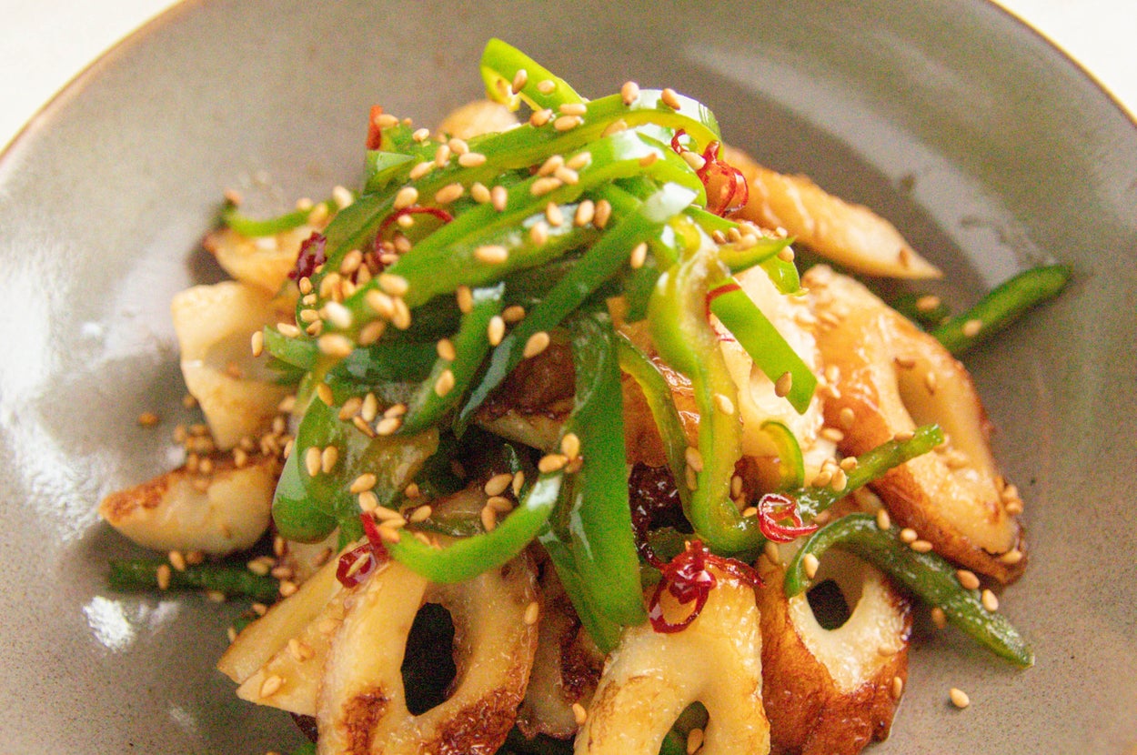 ゴマと野菜を添えた竹輪の調理料理が器に盛られている。