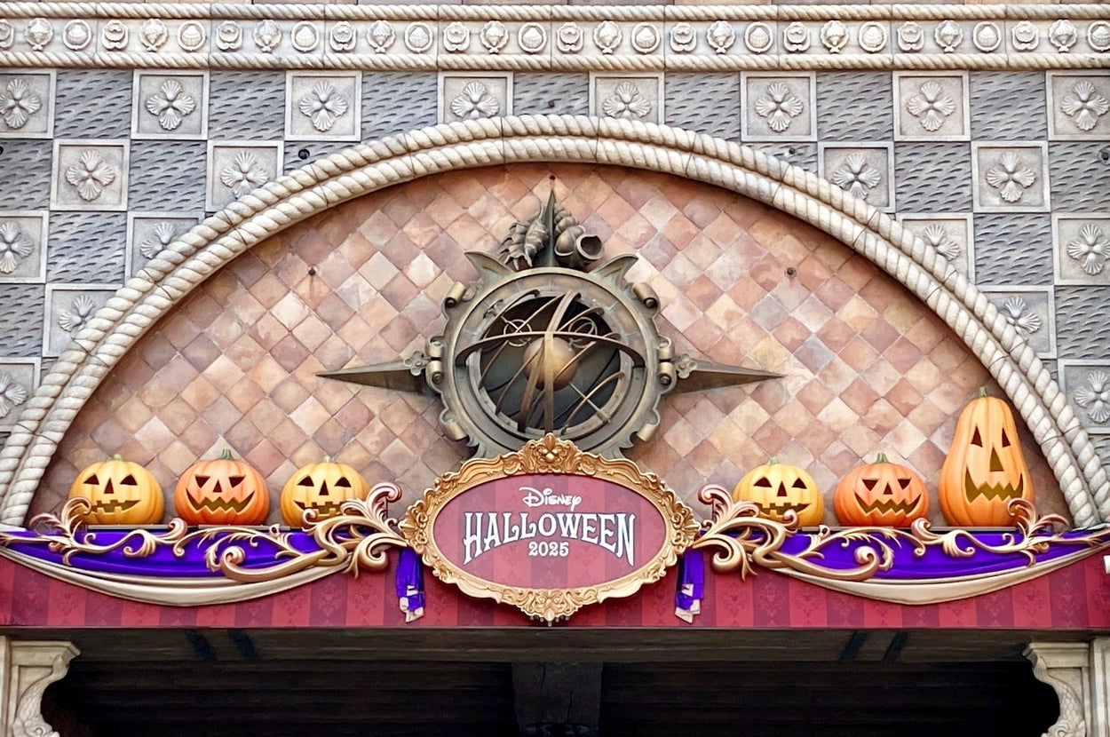 ディズニーの建物正面に並ぶジャック・オー・ランタンと「ディズニーハロウィーン2023」の看板。