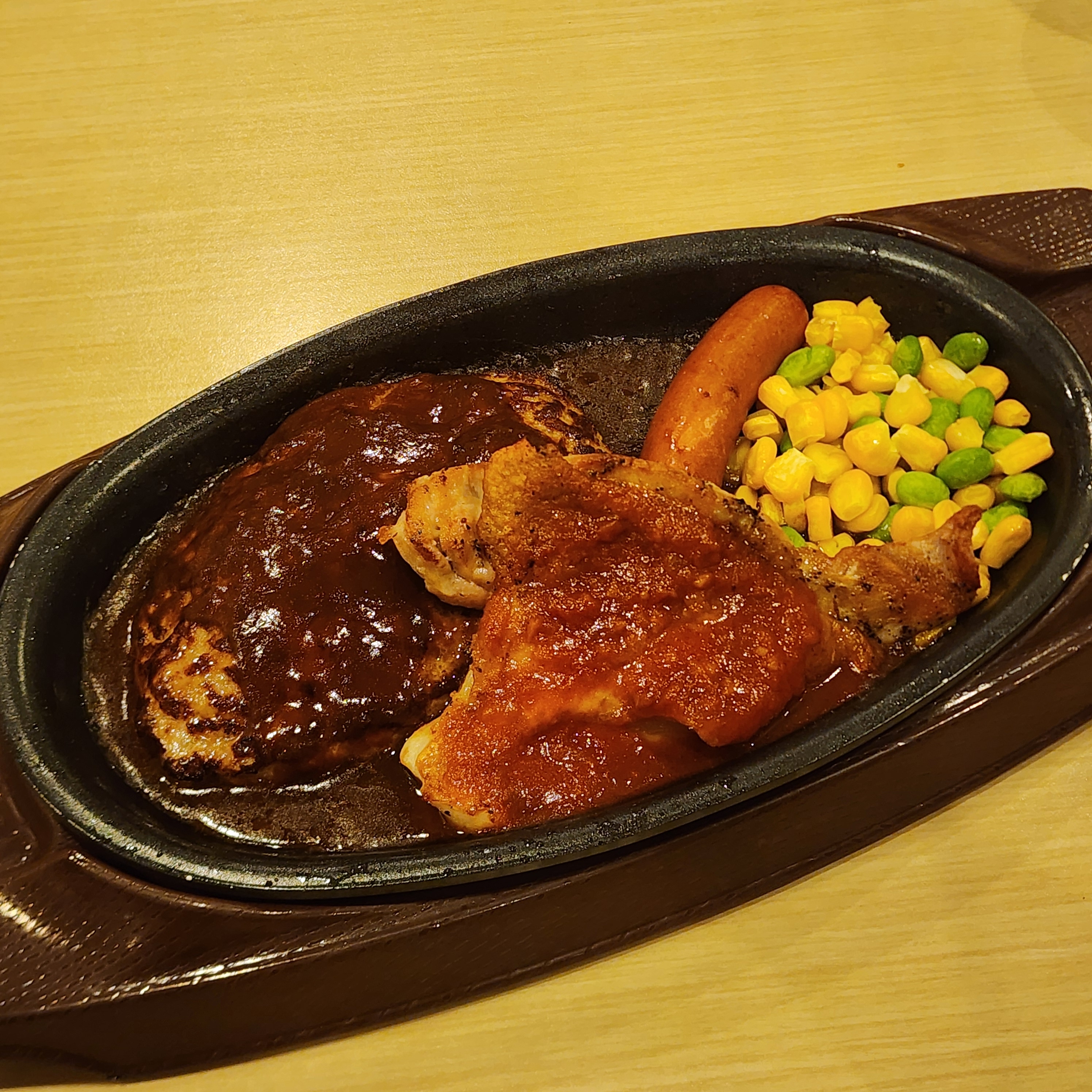 ガスト「鉄板ハンバーグミックスグリル」
