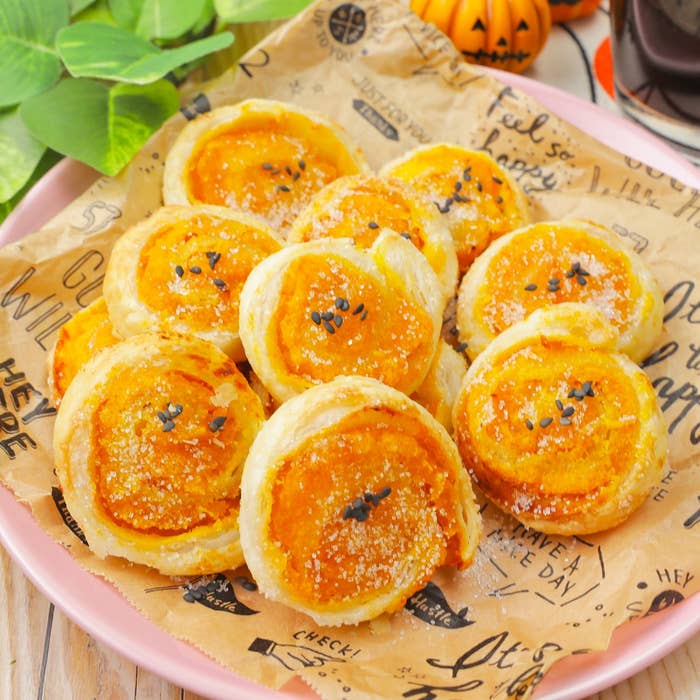 パンプキンパイがパーチメント紙の上に盛られており、ハロウィンらしい飾りつけがされています。