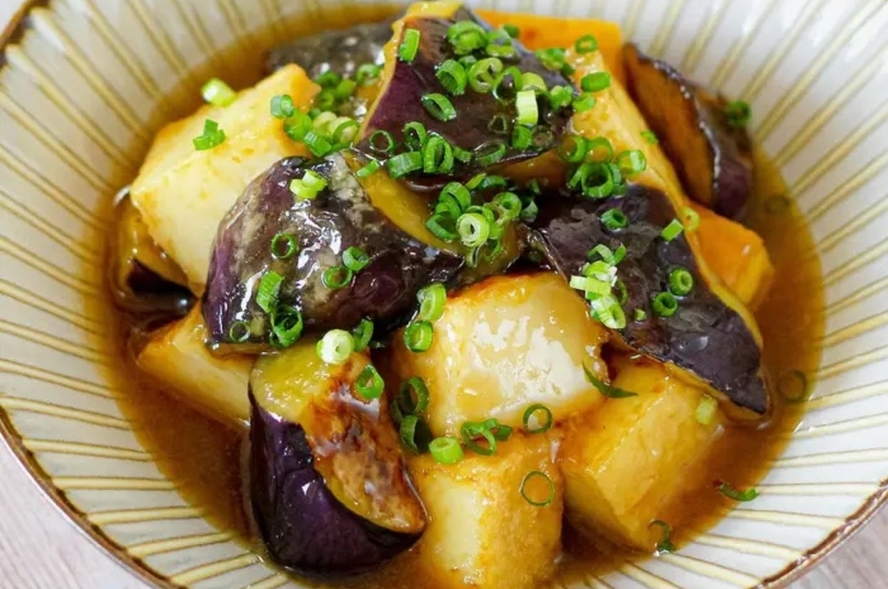 器に盛られた揚げ出し豆腐とナス、ねぎが盛られている料理。