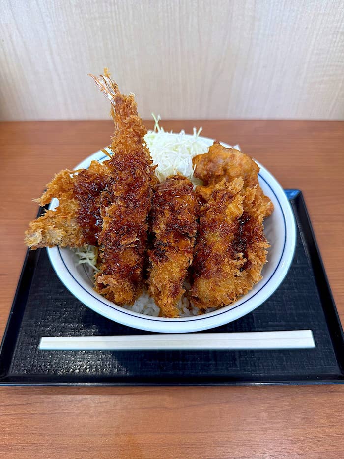 かつやの「秋の海鮮フライ丼」