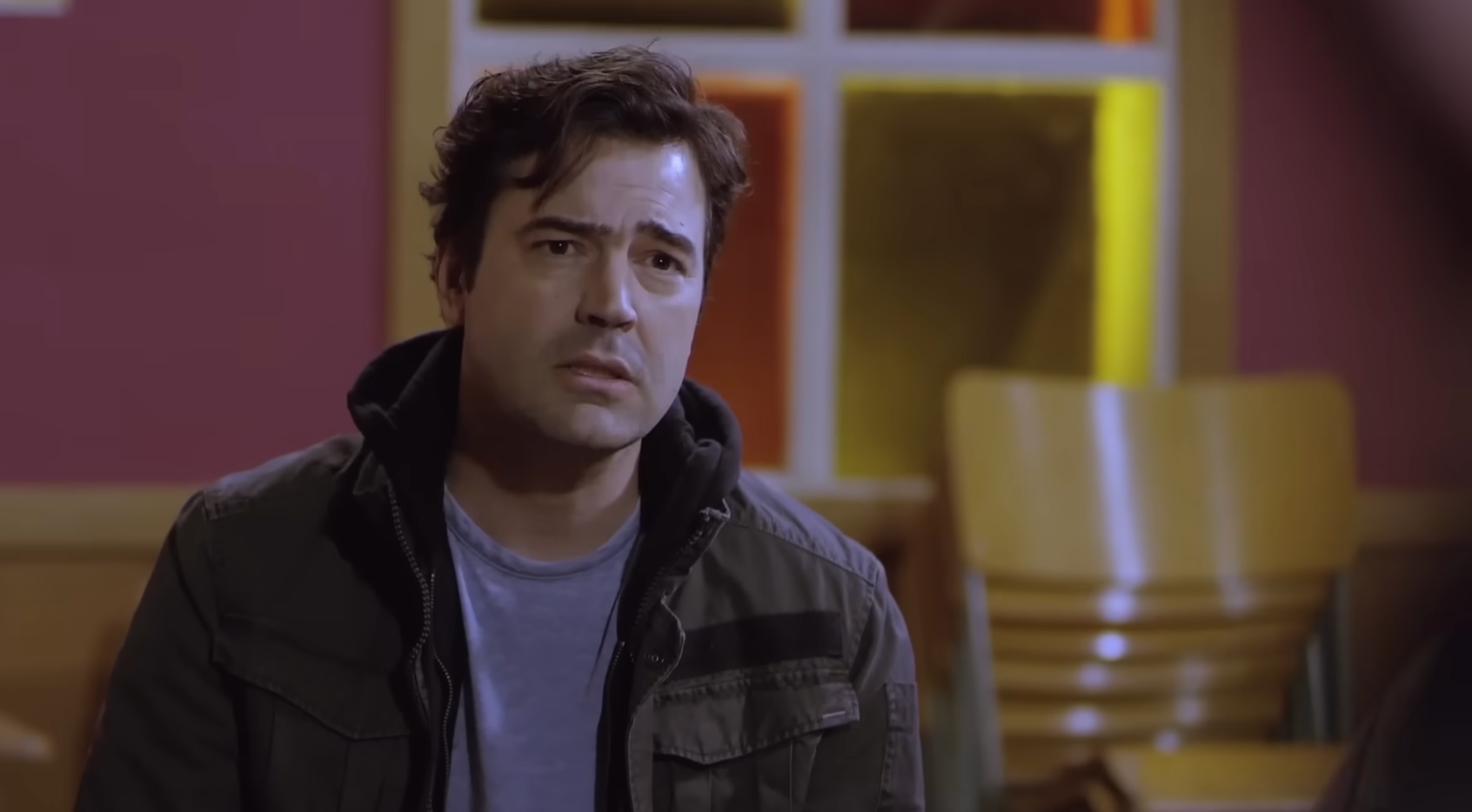 Ron Livingston i Loudermilk som sitter i et AA -møte