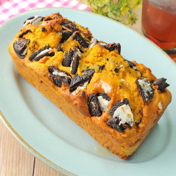 皿に乗ったオレオがトッピングされたパウンドケーキ。
