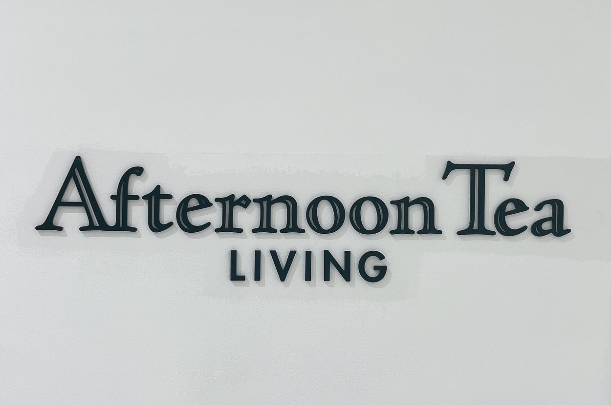 壁に「Afternoon Tea LIVING」と書かれた看板がある。